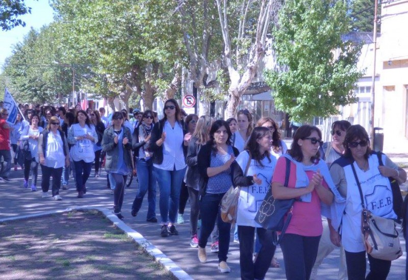 En el marco del plan de lucha, docentes de la ciudad se concentraron en la Plaza Mitre
