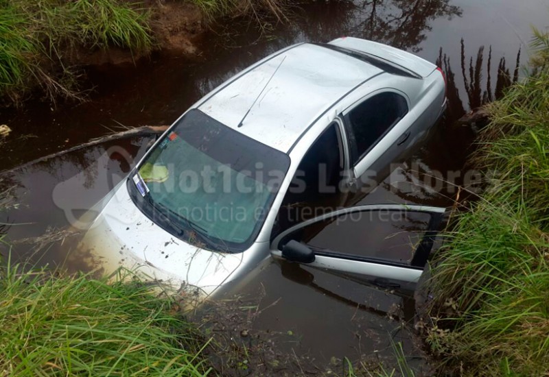Un Remis de Las Flores con dos ocupantes cayó en un zanjón de la Ruta 3