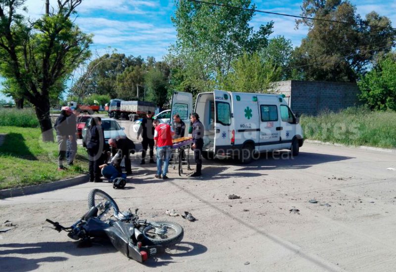 Choque entre una camioneta y una moto dejó a dos jóvenes heridos