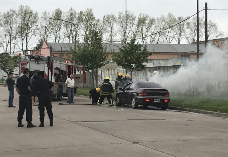 Bomberos acudieron al incendio de un vehículo en Av. Carmen