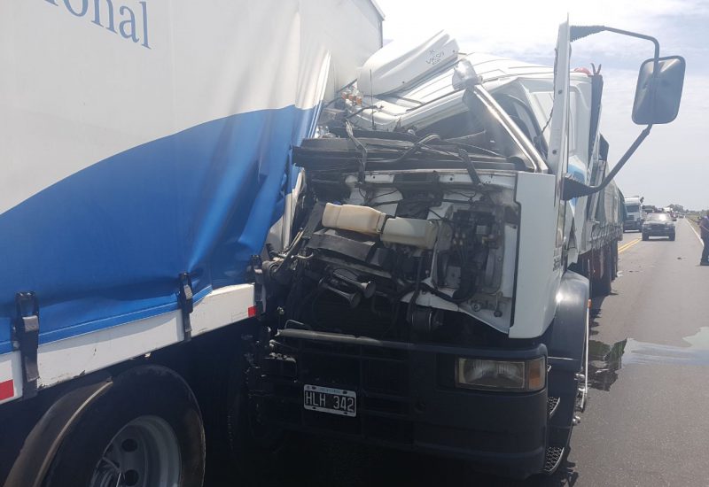 Tres camiones protagonizaron un accidente sobre el puente del Río Salado, un herido