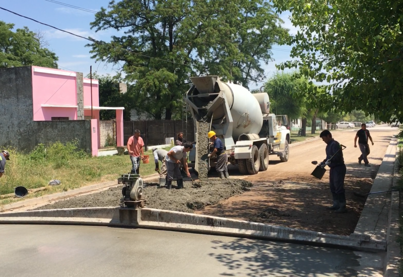 Continúan los trabajos de asfalto y cordón cuneta en la zona norte de la ciudad