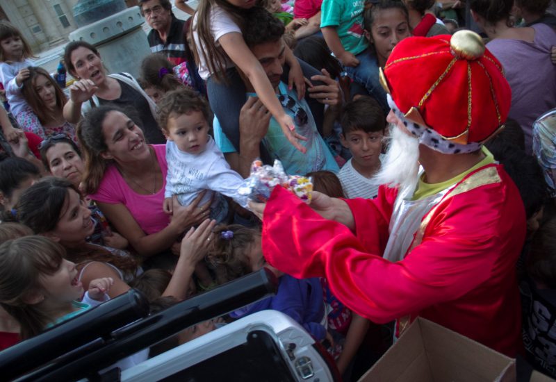 Los Reyes Magos le dibujaron una sonrisa a cientos de niños