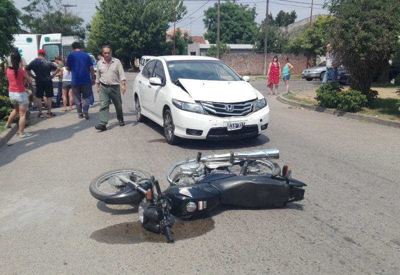 Accidente entre automóvil y moto deja como saldo un herido