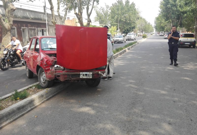 Vehículo produjo choque múltiple y terminó sobre el boulevard