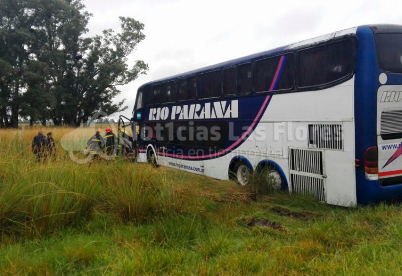 Choque frontal en la Ruta 3 entre un colectivo y una camioneta