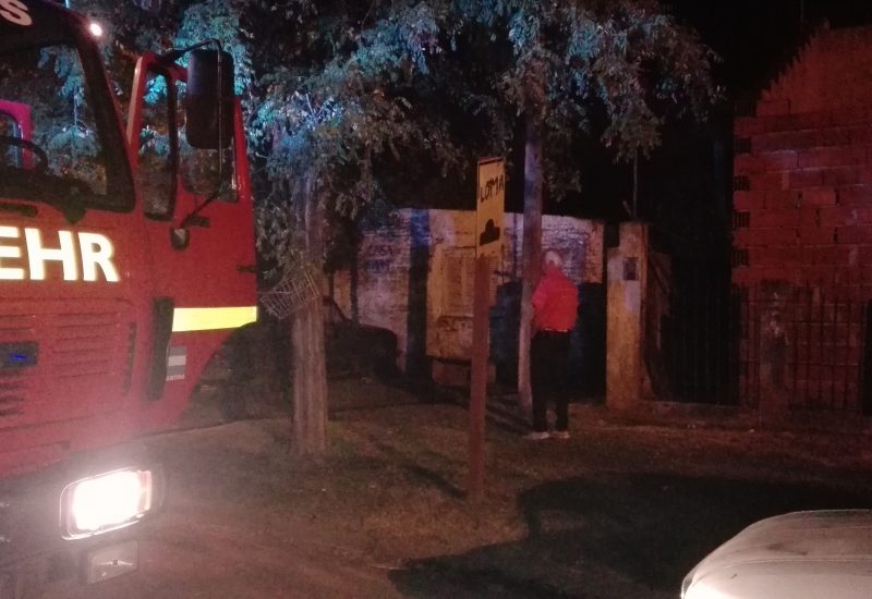 Bomberos acudieron por incendio de maderas y leña en una vivienda