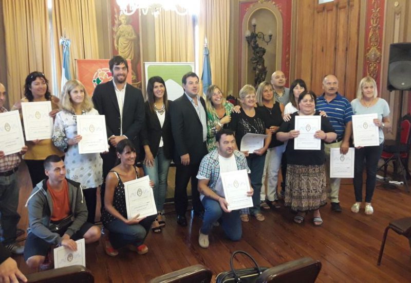 Funcionarios de la Escribanía General de Gobierno entregaron 13 escrituras a familias florenses