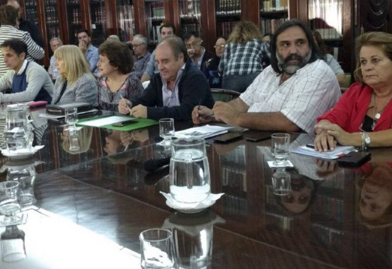 Principales gremios docentes definen paro de 48 horas