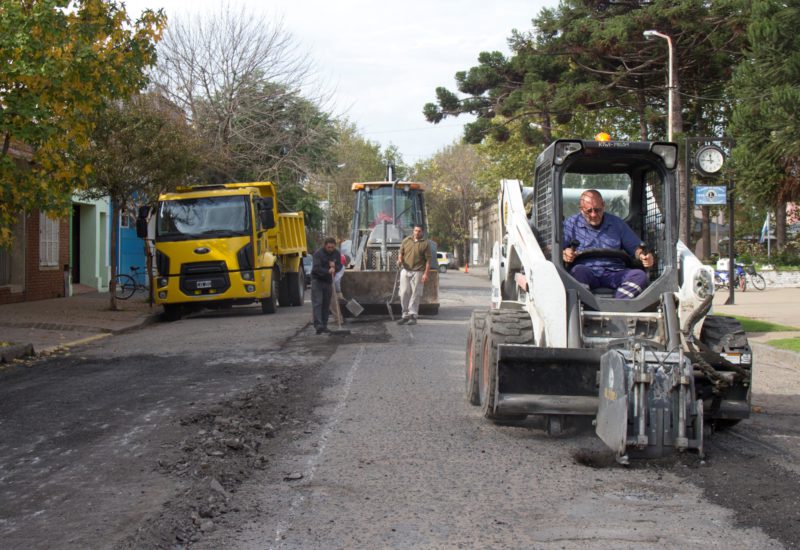 Trabajos de bacheo en calle Alem