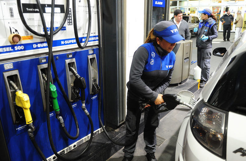 YPF aplicó un nuevo aumento en las naftas de 5% promedio en todo el país