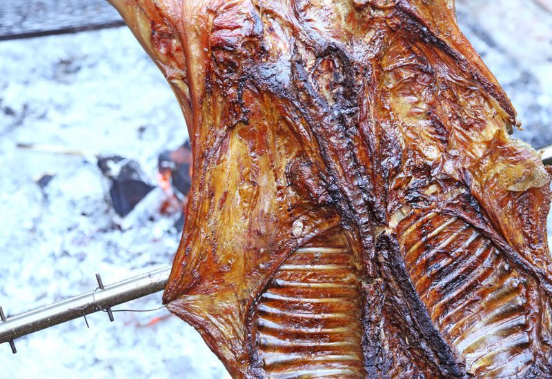 Tropieza con su bicicleta y le descubren medio lechón asado que había sido robado