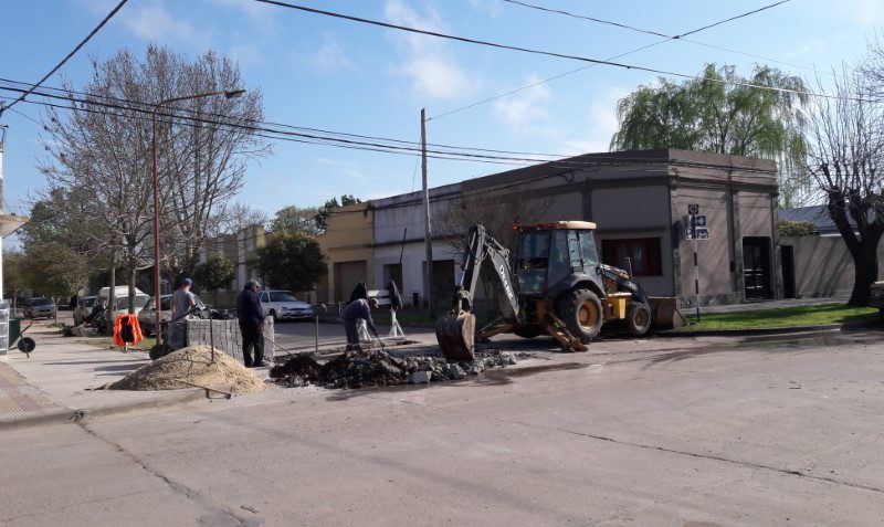 Nuevo lomo de burro sobre calle Belgrano, casi General Paz y se trabaja en la extensión de la red cloacal