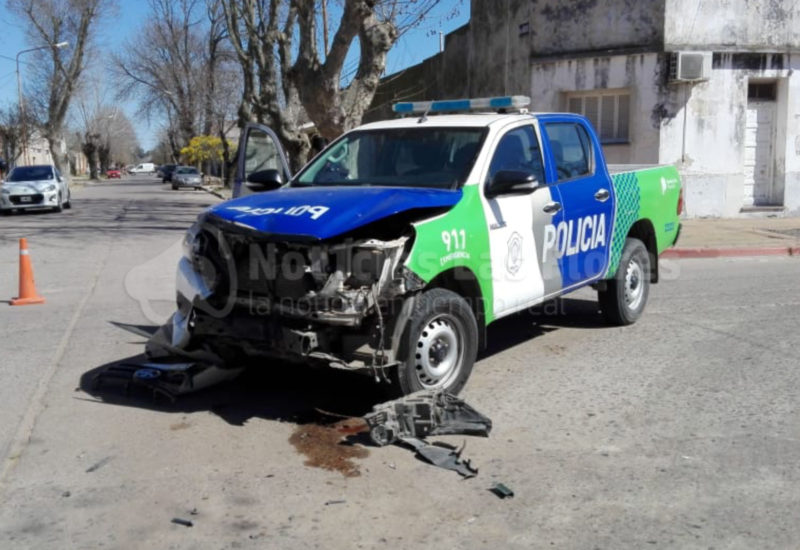 Choque entre móvil policial y un camión