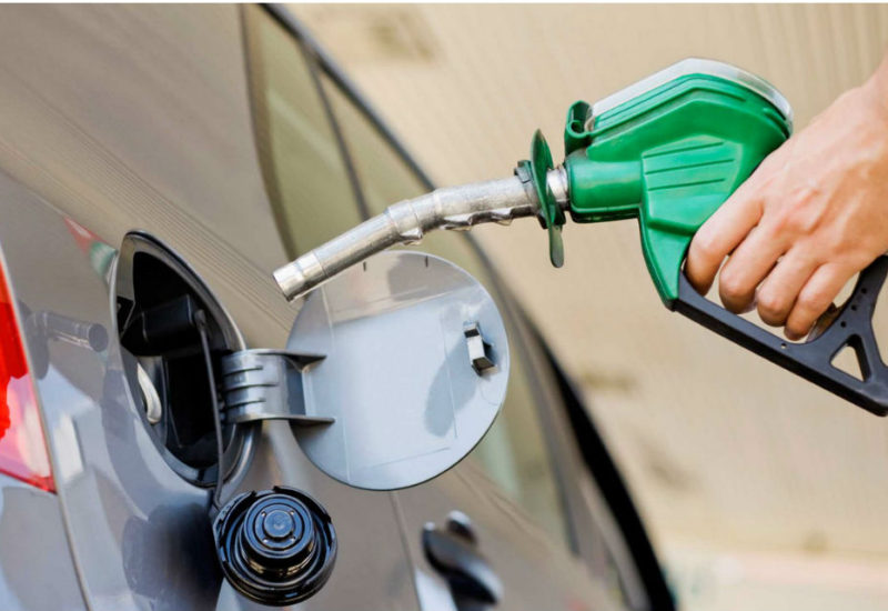 El dólar bajó más de $4 pero la nafta no: las petroleras planean más aumentos hasta fin de año
