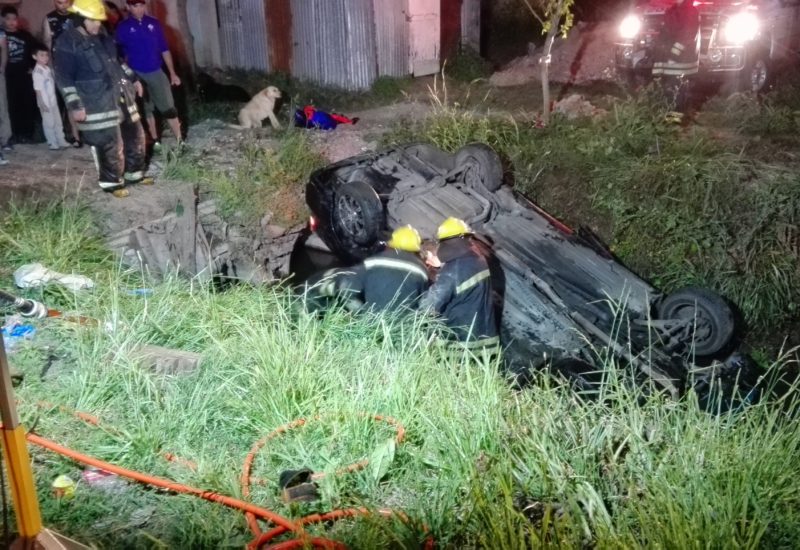 Salió marcha atrás, cruzó el boulevard y terminó volcando en el zanjón