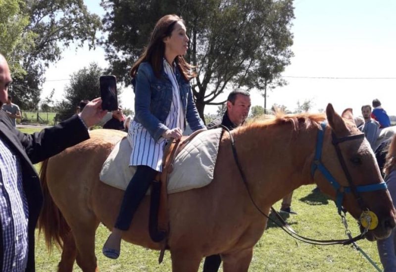 El paso de Vidal por Las Flores: Helicóptero, cabalgata y reunión de Gabinete