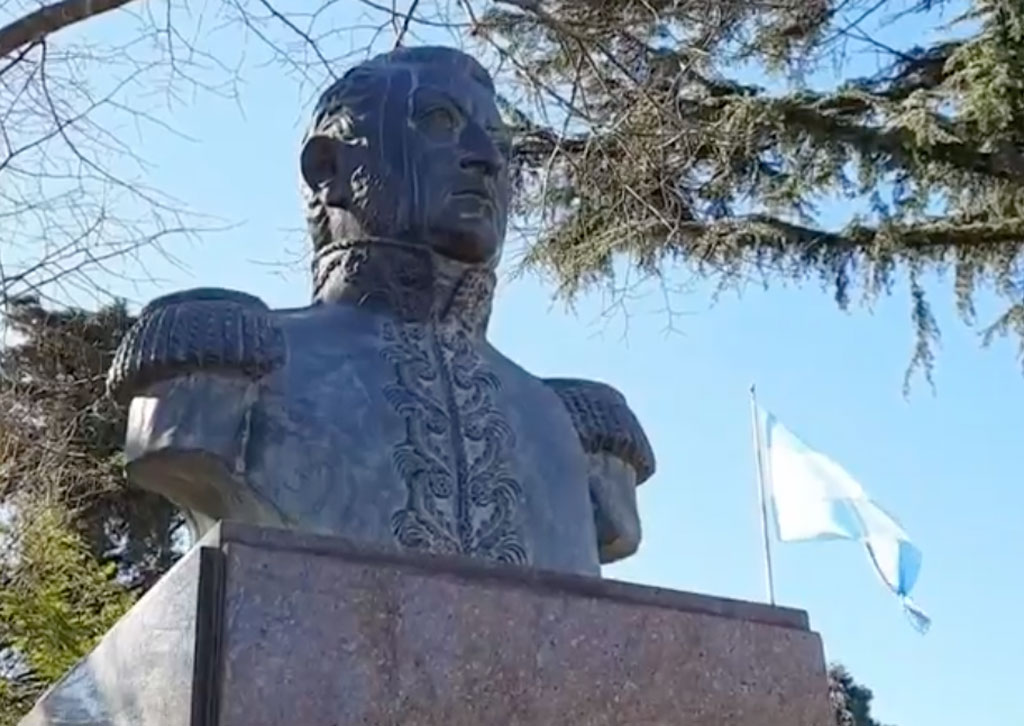 Monumento Gral. José de San Martín - Plaza Mitre - Las Flores