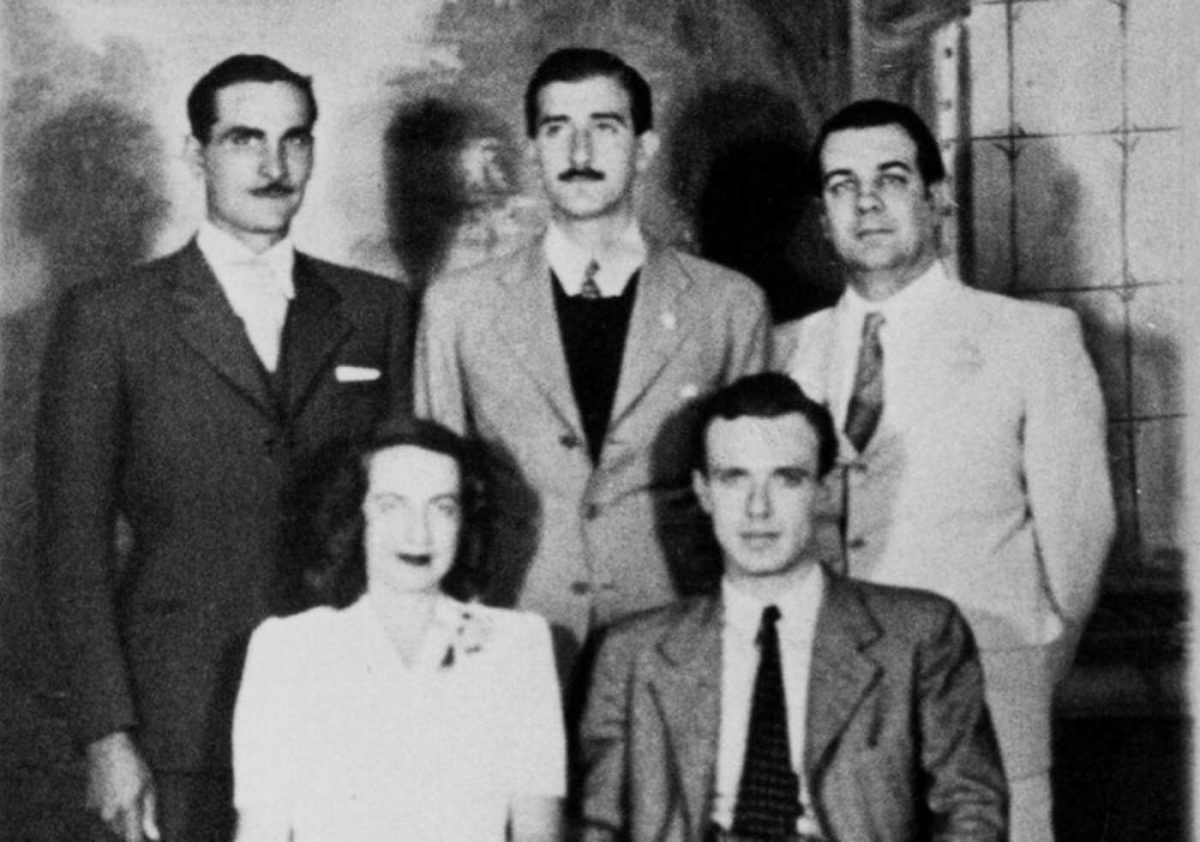 La boda de Silvina Ocampo y Adolfo Bioy Casares. Arriba, a la derecha, Jorge Luis Borges.